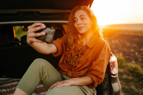 Hora Selfie Mujer Joven Toma Una Selfie Coche Durante Viaje —  Fotos de Stock