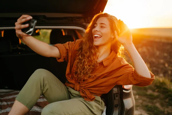 Hora Selfie Mujer Joven Toma Una Selfie Coche Durante Viaje — Foto de Stock