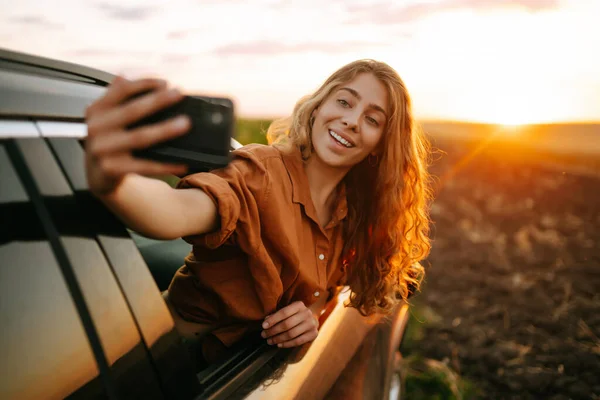 Hora Selfie Jovem Tira Uma Selfie Carro Durante Uma Viagem — Fotografia de Stock