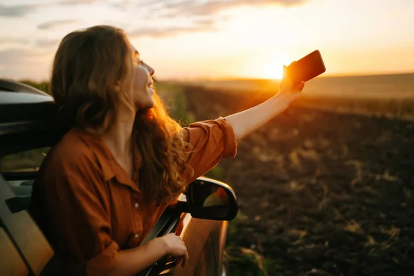 Hora Selfie Mujer Joven Toma Una Selfie Coche Durante Viaje —  Fotos de Stock