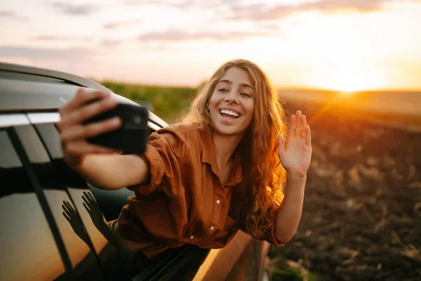Selfie Zamanı Genç Bir Kadın Yolculuk Sırasında Arabada Selfie Çeker — Stok fotoğraf