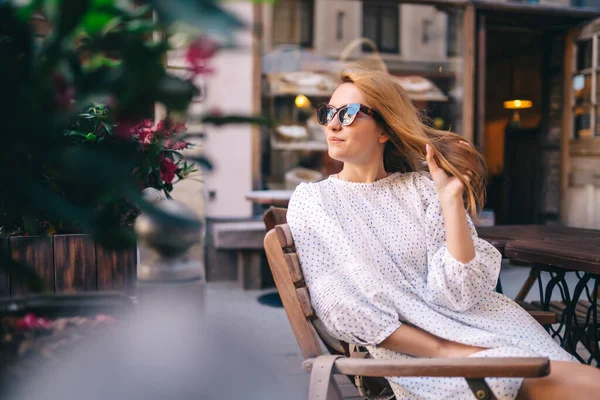 Şehir Caddesinde Bir Kafede Oturan Güzel Bir Kadın Nsanlar Moda — Stok fotoğraf