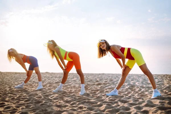 Színes Fürdőruhás Fiatal Táncosok Táncolnak Reggel Sport Fitnesz Aerobik Aktív — Stock Fotó