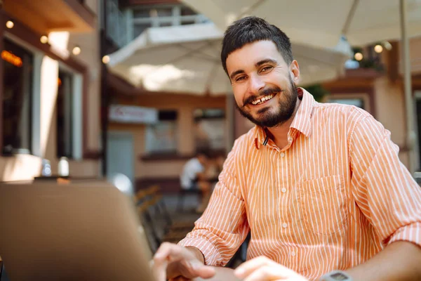 Freelancer Masculino Feliz Sorrindo Enquanto Trabalhava Laptop Com Telefone Conferência — Fotografia de Stock