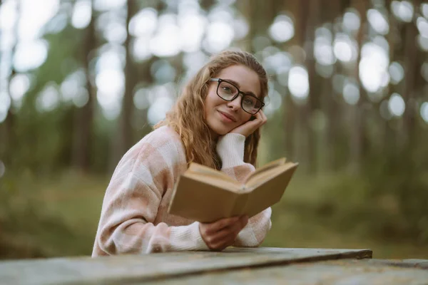 Glückliche Junge Frau Sitzt Mit Buch Tisch Schönen Wald Schöne — Stockfoto