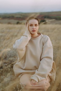 Doğanın tadını çıkaran şık bir kadın. Yaşam tarzı, seyahat, turizm, doğa, aktif yaşam.