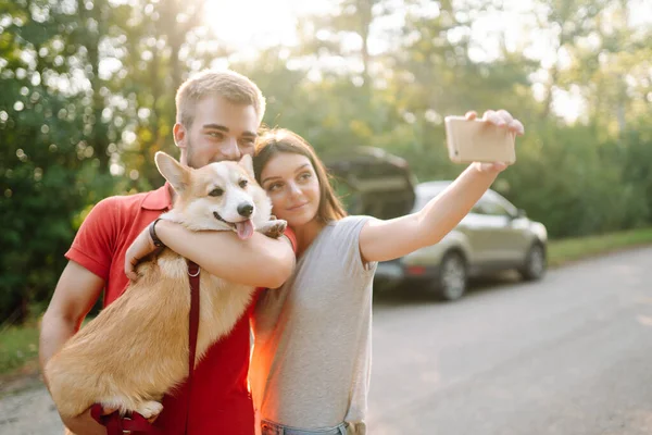 セルフタイムだ 若いカップルは 自分自身をやって歩く上で彼らの最愛のペットと一緒に アクティブなライフスタイル 愛と休暇の概念 ペットと人間 — ストック写真