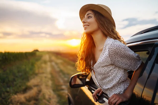 Genç Bayan Dinleniyor Arabada Günbatımının Tadını Çıkarıyor Yaz Gezisi Yaşam — Stok fotoğraf