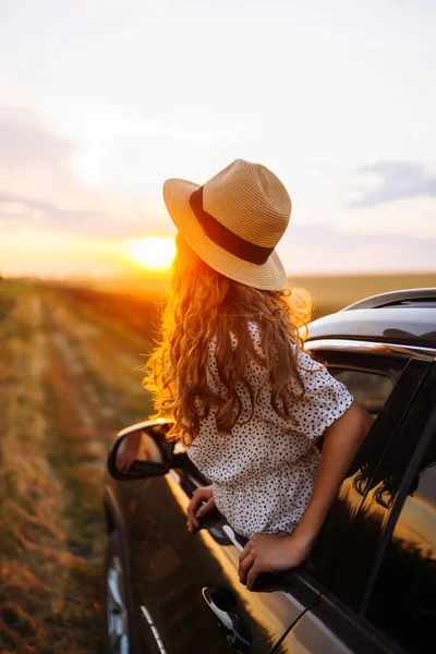 Jovem Está Descansando Desfrutando Pôr Sol Carro Viagem Verão Estilo — Fotografia de Stock