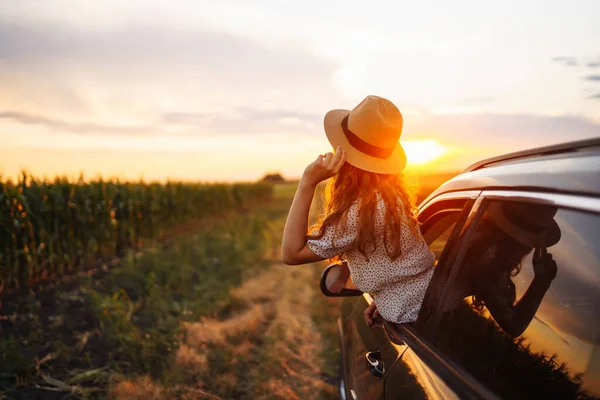 年轻的女人正在车里休息和享受日落 夏天的旅行Lifestyle Travel Tourism Nature Active Life — 图库照片