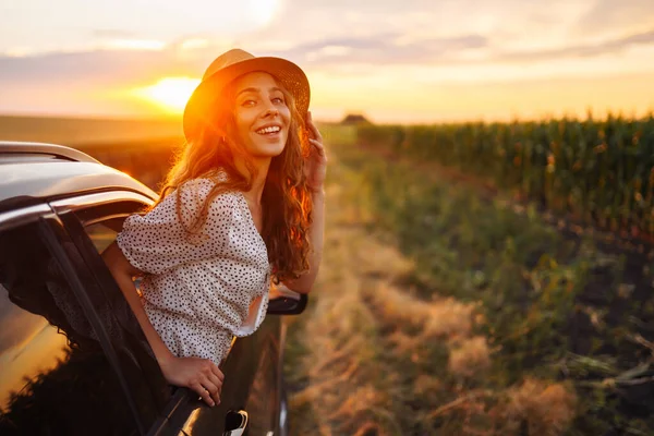 Genç Bayan Dinleniyor Arabada Günbatımının Tadını Çıkarıyor Yaz Gezisi Yaşam — Stok fotoğraf