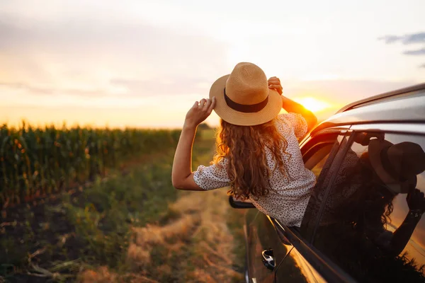 Молода Жінка Відпочиває Насолоджується Заходом Сонця Машині Літня Поїздка Стиль — стокове фото