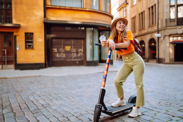 Jonge Vrouw Rijdt Elektrische Scooter Door Stad Actief Leven Ecologisch — Stockfoto