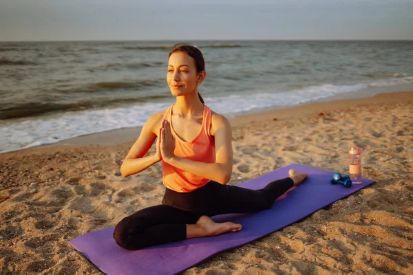 Actieve Levensstijl Jonge Mooie Vrouw Doet Morgens Yoga Het Strand — Stockfoto