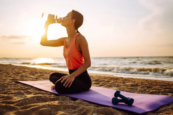 Gaya Hidup Aktif Wanita Cantik Melakukan Yoga Pagi Pantai Saat — Stok Foto