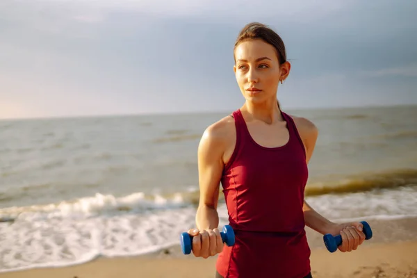 Gaya Hidup Aktif Wanita Cantik Melakukan Yoga Pagi Pantai Saat — Stok Foto