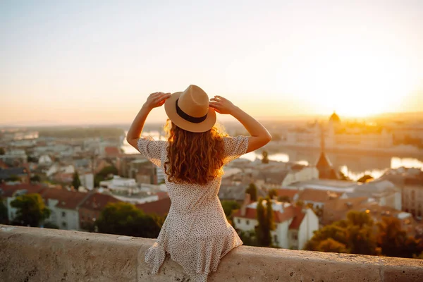 Şapkalı Güzel Kadın Şafak Vakti Şehrin Çarpıcı Manzarasının Tadını Çıkarıyor — Stok fotoğraf