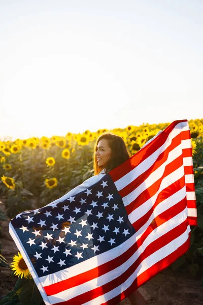 Självständighetsdagen Den Juli Vacker Ung Kvinna Som Håller Amerikansk Flagga — Stockfoto