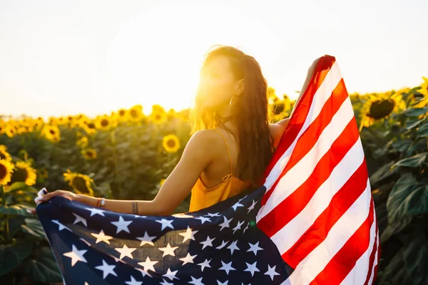 Dzień Niepodległości Lipca Piękna Młoda Kobieta Trzymająca Amerykańską Flagę Polu — Zdjęcie stockowe