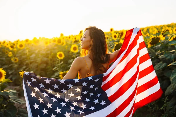 День Независимости Июля Красивая Молодая Женщина Американским Флагом Подсолнечном Поле — стоковое фото