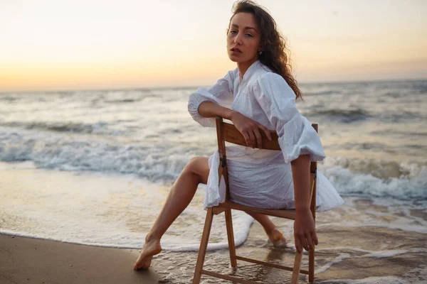 Mujer Joven Disfruta Increíble Amanecer Playa Moda Concepto Estilo Gente — Foto de Stock