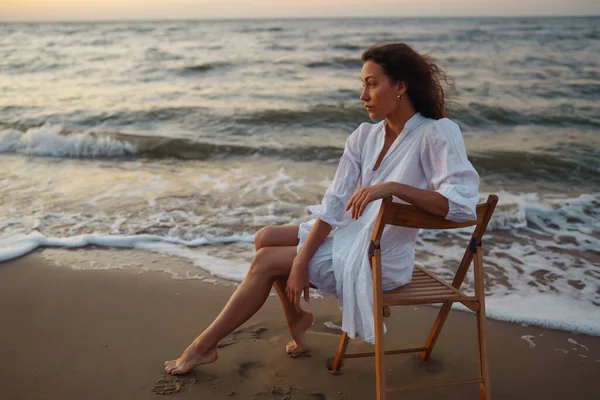 若い女性はビーチで信じられないほどの日の出を楽しんでいます ファッション スタイルの概念 ライフスタイル リラクゼーション 休暇のコンセプト — ストック写真