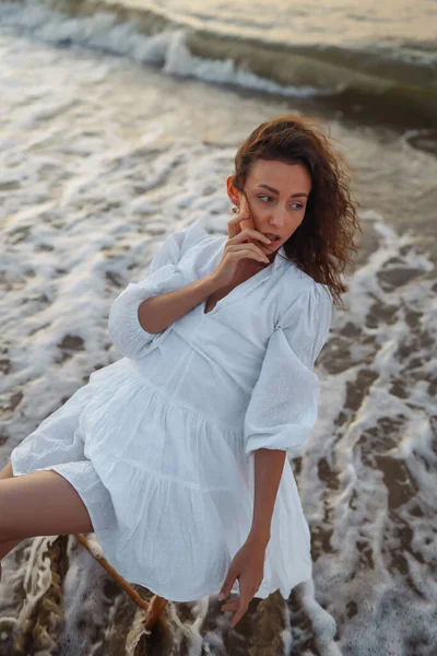 Mujer Joven Disfruta Increíble Amanecer Playa Moda Concepto Estilo Gente — Foto de Stock
