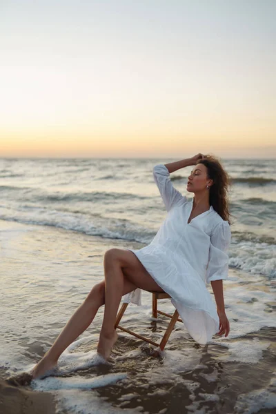 Mujer Joven Disfruta Increíble Amanecer Playa Moda Concepto Estilo Gente —  Fotos de Stock