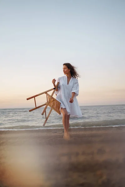 Genç Bir Kadın Kumsalda Inanılmaz Bir Gün Doğumunun Tadını Çıkarıyor — Stok fotoğraf