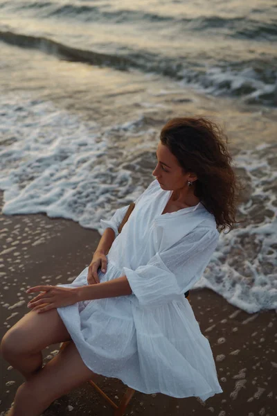 若い女性はビーチで信じられないほどの日の出を楽しんでいます ファッション スタイルの概念 ライフスタイル リラクゼーション 休暇のコンセプト — ストック写真