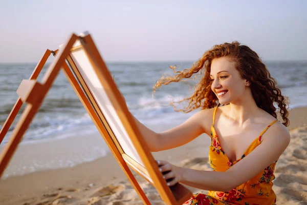 Eine Junge Frau Zeichnet Das Bild Strand Hobby Und Freizeitkonzept — Stockfoto