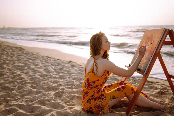 Een Jonge Vrouw Die Het Strand Tekent Hobby Vrijetijdsconcept Talent — Stockfoto