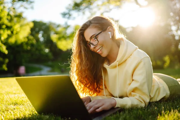 Smiling Young Woman Laptop Working Studying Online Background City Building — Stock Photo, Image