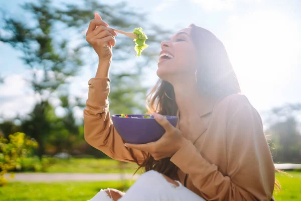 Estilo Vida Saludable Mujer Joven Comiendo Ensalada Verduras Frescas Día — Foto de Stock