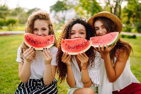 3人の美しい若い女の子が一緒に楽しみ 暑い日にスイカを食べています ライフスタイル 休暇のコンセプト — ストック写真
