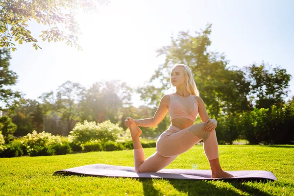 Jonge Mooie Vrouw Beoefent Yoga Meditatie Het Publieke Park Sport — Stockfoto