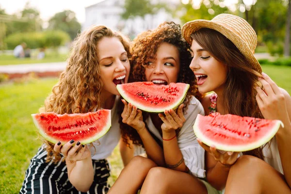 三个年轻貌美的姑娘在一起玩 热天吃西瓜 生活方式 自然和度假概念 — 图库照片