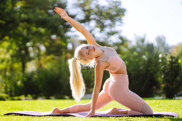 若い美しい女性は公園でヨガや瞑想を実践しています スポーツ アクティブライフ フィットネス — ストック写真