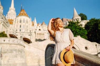 Genç bayan turist şehirde dolaşıyor. Avrupa gezisi. Seyahat, turizm ve aktif yaşam tarzı konsepti.