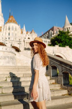 Genç bayan turist şehirde dolaşıyor. Avrupa gezisi. Seyahat, turizm ve aktif yaşam tarzı konsepti.