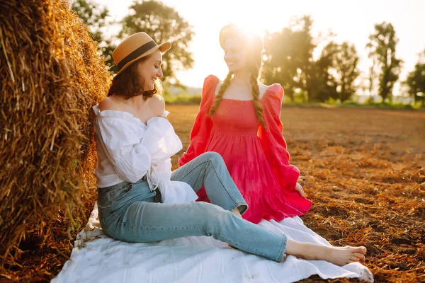 Deux Jeunes Femmes Près Meule Foin Coucher Soleil Nature Vacances — Photo