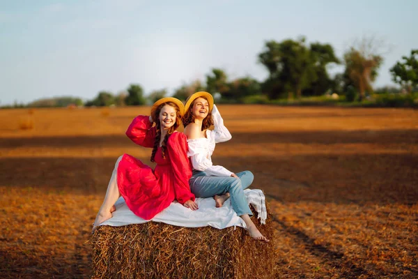 Due Giovani Donne Vicino Pagliaio Tramonto Natura Vacanza Relax Lifestyle — Foto Stock