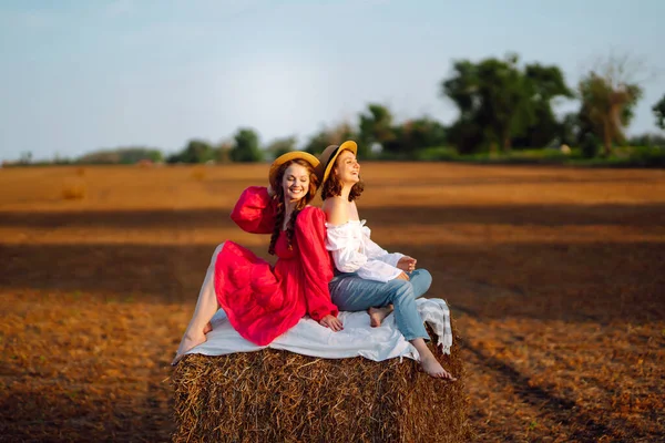 Dwie Młode Kobiety Przy Stogu Siana Zachodzie Słońca Natura Wakacje — Zdjęcie stockowe