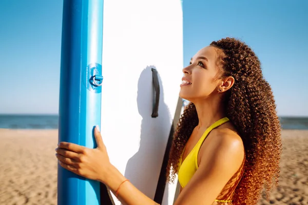 Молодая Женщина Гландерами Пляже Концепция Активного Образа Жизни Серфинга Посадка — стоковое фото