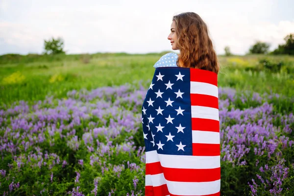 Молода Жінка Махає Американським Прапором Квітучій Лузі Липня День Незалежності — стокове фото