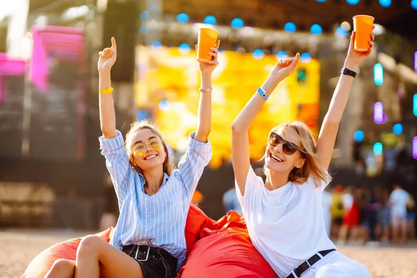 Дві Молоді Жінки Ють Пиво Розважаються Вечірці Пляжі Музичний Фестиваль — стокове фото