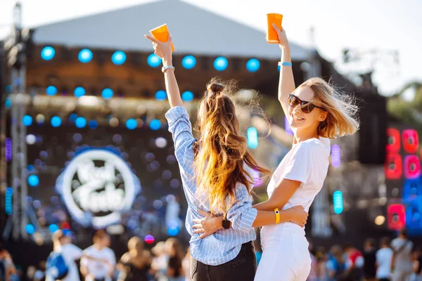 Dos Mujeres Jóvenes Bebiendo Cerveza Divirtiéndose Juntas Fiesta Playa Festival — Foto de Stock