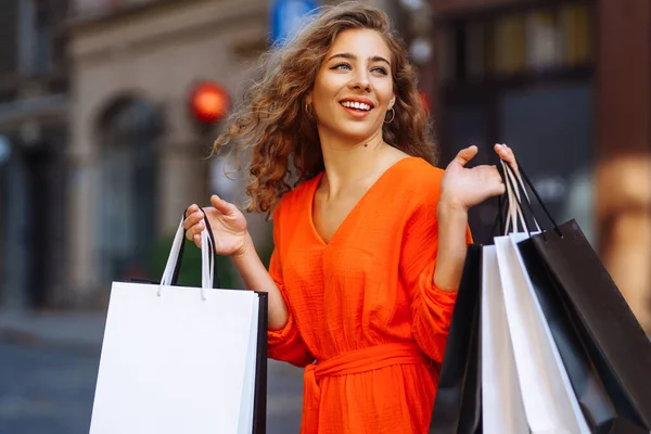 モールの近くにショッピングバッグを持つ若い女性 消費主義 ショッピング ライフスタイル 販売コンセプト — ストック写真