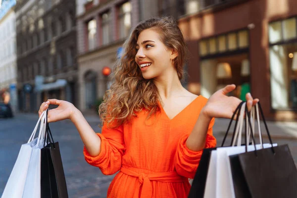 モールの近くにショッピングバッグを持つ若い女性 消費主義 ショッピング ライフスタイル 販売コンセプト — ストック写真