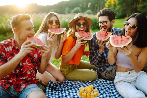 友達のグループで一緒に楽しみ 暑い夏の日にスイカを食べている ライフスタイル 休暇の概念 — ストック写真
